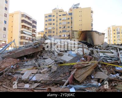 Beirut, Libano. 26 ottobre 2024. Un edificio distrutto durante la notte da uno sciopero israeliano a Haret Hreik, parte di Dahiyeh, sobborgo meridionale di Beirut, Libano, ottobre 26 2024. Il 25 ottobre gli aerei israeliani lanciarono diversi attacchi aerei dalle 22:00 circa nei quartieri di Dahiyeh, tra cui Laylaki, Borj El Brajneh, Haret Hreik. (Foto di Elisa Gestri/Sipa USA) credito: SIPA USA/Alamy Live News Foto Stock