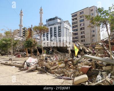 Beirut, Libano. 26 ottobre 2024. Un edificio distrutto durante la notte da uno sciopero israeliano a Haret Hreik, parte di Dahiyeh, sobborgo meridionale di Beirut, Libano, ottobre 26 2024. Il 25 ottobre gli aerei israeliani lanciarono diversi attacchi aerei dalle 22:00 circa nei quartieri di Dahiyeh, tra cui Laylaki, Borj El Brajneh, Haret Hreik. (Foto di Elisa Gestri/Sipa USA) credito: SIPA USA/Alamy Live News Foto Stock