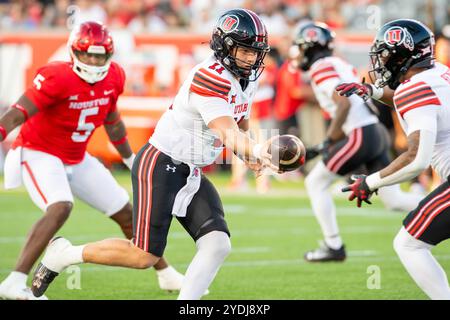 26 ottobre 2024: Il quarterback degli Utah Utes Isaac Wilson (11) fa un handoff durante una partita tra gli Utah Utes e gli Houston Cougars a Houston, Texas. Trask Smith/CSM Foto Stock