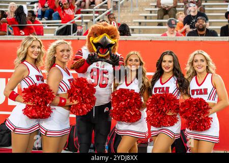 26 ottobre 2024: La mascotte degli Utah Utes Swoop posa con le cheerleader degli Utah durante una partita tra gli Utah Utes e gli Houston Cougars a Houston, Texas. Trask Smith/CSM Foto Stock