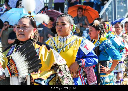 26 ottobre 2024, Mesa, Arizona, Stati Uniti: Ballerini di diverse tribù native americane, indossando regalia tradizionali, eseguono il Grand Entry al 40th Annual Roy Track Memorial Pow Wow a Mesa, Arizona. L'evento, un raduno culturale di lunga data, ha riunito membri della comunità tribale di tutte le età per la danza tradizionale, la canzone e lo scambio sociale, mettendo in risalto il patrimonio condiviso attraverso le arti, l'artigianato e le attività comuni. (Credit Image: © Eduardo Barraza/ZUMA Press Wire) SOLO PER USO EDITORIALE! Non per USO commerciale! Foto Stock