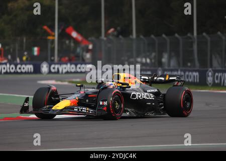 (241027) -- CITTÀ DEL MESSICO, 27 ottobre 2024 (Xinhua) -- il pilota olandese della Red Bull Racing Max Verstappen gareggia durante la sessione di qualificazione del Gran Premio di Formula 1 di città del Messico 2024 sul circuito Hermanos Rodriguez di città del Messico, Messico, il 26 ottobre 2024. (Xinhua/li Mengxin) Foto Stock