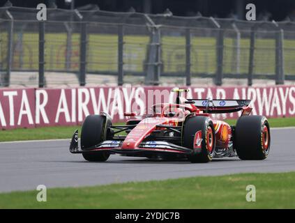 (241027) -- CITTÀ DEL MESSICO, 27 ottobre 2024 (Xinhua) -- il pilota spagnolo della Ferrari Carlos Sainz gareggia durante la sessione di qualificazione del Gran Premio di Formula uno di città del Messico 2024 sul circuito Hermanos Rodriguez di città del Messico, Messico, il 26 ottobre 2024. (Xinhua/li Mengxin) Foto Stock