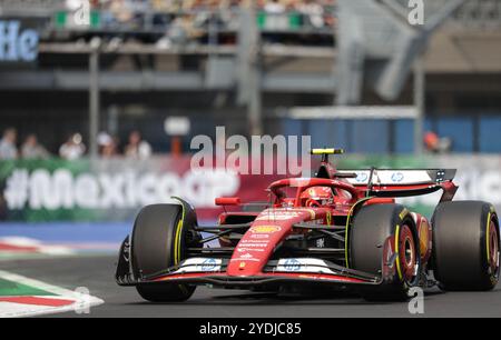 (241027) -- CITTÀ DEL MESSICO, 27 ottobre 2024 (Xinhua) -- il pilota spagnolo della Ferrari Carlos Sainz gareggia durante la sessione di qualificazione del Gran Premio di Formula uno di città del Messico 2024 sul circuito Hermanos Rodriguez di città del Messico, Messico, il 26 ottobre 2024. (Foto di Francisco Canedo/Xinhua) Foto Stock