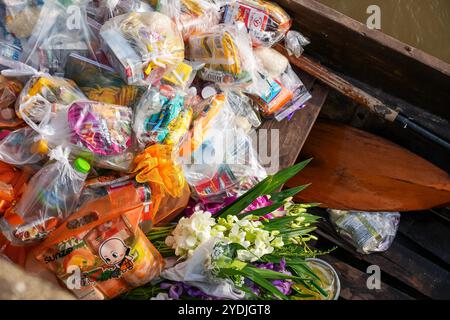 Thailandia. 25 ottobre 2024. Un primo piano di elemosine e borse di offerte viste su una barca a remi. La tradizione di dare l'elemosina a un centinaio di monaci a Pathum Thani, Thailandia, è una cerimonia buddista secolare che si svolge lungo fiumi e canali dopo la fine della Quaresima buddista. I monaci si riuniscono in barca per ricevere offerte dalla gente del posto, che prepara il cibo e partecipa alla preparazione del merito. Questo evento celebra la comunità, la fede e il patrimonio culturale. (Foto di Nathalie Jamois/SOPA Images/Sipa USA) credito: SIPA USA/Alamy Live News Foto Stock