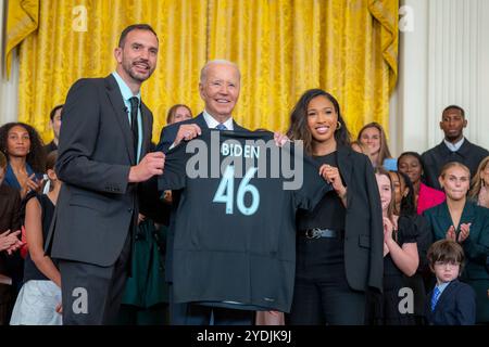 Il presidente Joe Biden viene presentato con una maglia ad un evento NWSL Championship per il Gotham FC, lunedì 23 settembre 2024, nella East Room della Casa Bianca. . (Foto ufficiale della Casa Bianca di Adam Schultz) Foto Stock