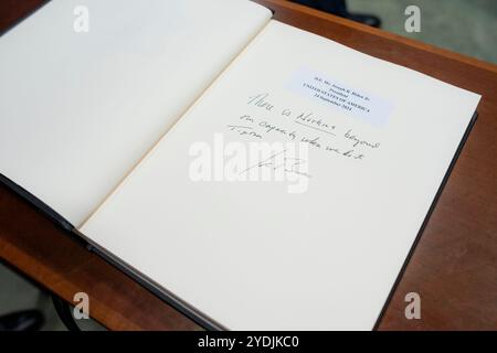 Il presidente Joe Biden firma il libro degli ospiti con il segretario generale delle Nazioni Unite Antonio Guterres, martedì 24 settembre 2024, presso la sede delle Nazioni Unite a New York. (Foto ufficiale della Casa Bianca di Adam Schultz) Foto Stock