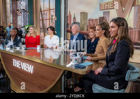 Il presidente Joe Biden partecipa a un'intervista dal vivo su "The View", mercoledì 25 settembre 2024, agli ABC Studios di New York. (Foto ufficiale della Casa Bianca di Adam Schultz) Foto Stock