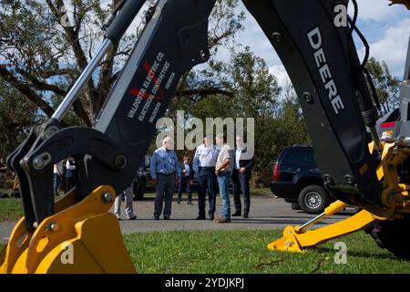 Il Presidente Joe Biden e il Segretario dell'Agricoltura Tom Vilsack salutano i proprietari Buck Paulk e lo sceriffo Ashley Paulk presso le Shiloh Pecan Farms, giovedì 3 ottobre 2024, a Ray City, Georgia. (Foto ufficiale della Casa Bianca di Oliver Contreras) Foto Stock