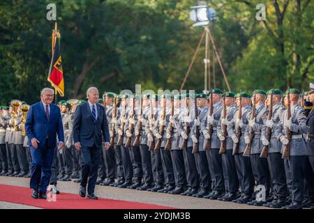 Il presidente Joe Biden incontra i dignitari, venerdì 18 ottobre 2024, a Berlino, Germania. (Foto ufficiale della Casa Bianca di Adam Schultz) Foto Stock