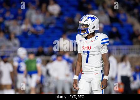 Durham, North Carolina, Stati Uniti. 26 ottobre 2024. Il quarterback dei Southern Methodist Mustangs Kevin Jennings (7) durante il secondo tempo contro i Duke Blue Devils nell'ACC Football Matchup al Wallace Wade Stadium di Durham, NC. (Scott Kinser/CSM). Crediti: csm/Alamy Live News Foto Stock