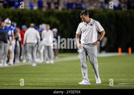 Durham, North Carolina, Stati Uniti. 26 ottobre 2024. L'allenatore dei Duke Blue Devils Manny Diaz durante i tempi supplementari contro i Southern Methodist Mustangs nel match ACC Football al Wallace Wade Stadium di Durham, North Carolina. (Scott Kinser/CSM). Crediti: csm/Alamy Live News Foto Stock