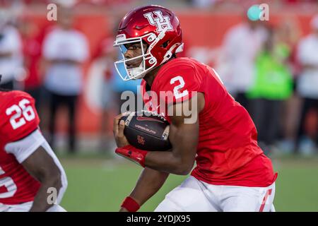 Houston, Texas, Stati Uniti. 26 ottobre 2024. Il quarterback degli Houston Cougars Zeon Chriss (2) corre con la palla durante una partita tra gli Utah Utes e gli Houston Cougars a Houston, Texas. Trask Smith/CSM/Alamy Live News Foto Stock