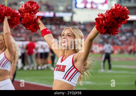 Houston, Texas, Stati Uniti. 26 ottobre 2024. Una cheerleader degli Utah Utes si esibisce durante una partita tra gli Utah Utes e gli Houston Cougars a Houston, Texas. Trask Smith/CSM/Alamy Live News Foto Stock