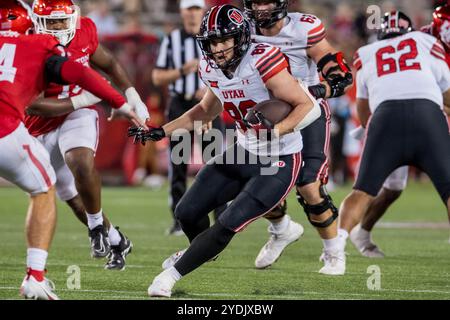 Houston, Texas, Stati Uniti. 26 ottobre 2024. Il tight end degli Utah Utes Brant Kuithe (80) corre dopo aver fatto una presa durante una partita tra gli Utah Utes e gli Houston Cougars a Houston, Texas. Trask Smith/CSM/Alamy Live News Foto Stock