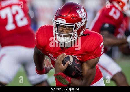 Houston, Texas, Stati Uniti. 26 ottobre 2024. Il quarterback degli Houston Cougars Zeon Chriss (2) corre con la palla durante una partita tra gli Utah Utes e gli Houston Cougars a Houston, Texas. Trask Smith/CSM/Alamy Live News Foto Stock