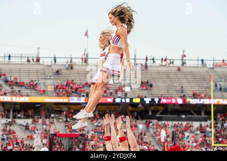 Houston, Texas, Stati Uniti. 26 ottobre 2024. Le cheerleader degli Utah Utes si esibiscono durante una partita tra gli Utah Utes e gli Houston Cougars a Houston, Texas. Trask Smith/CSM/Alamy Live News Foto Stock