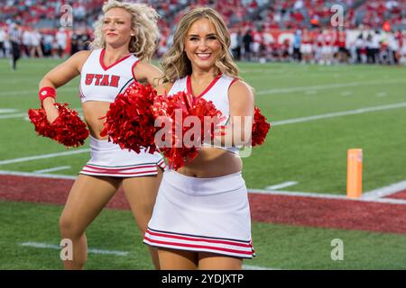 Houston, Texas, Stati Uniti. 26 ottobre 2024. Una cheerleader degli Utah Utes si esibisce durante una partita tra gli Utah Utes e gli Houston Cougars a Houston, Texas. Trask Smith/CSM/Alamy Live News Foto Stock