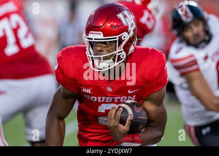 Houston, Texas, Stati Uniti. 26 ottobre 2024. Il quarterback degli Houston Cougars Zeon Chriss (2) corre con la palla durante una partita tra gli Utah Utes e gli Houston Cougars a Houston, Texas. Trask Smith/CSM/Alamy Live News Foto Stock