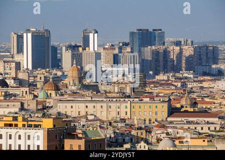 Vista generale del Centro direzionale di Napoli con cupole della chiesa / Vista di insieme del Centro direzionale di Napoli con cupole di chiese Foto Stock