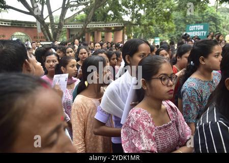 Guwahati, Guwahati, India. 27 ottobre 2024. Le donne candidati fanno la fila per entrare nella sala esami per i 4 posti di lavoro del governo statale Assam a Guwahati India domenica 27 ottobre 2024 (Credit Image: © Dasarath Deka/ZUMA Press Wire) SOLO USO EDITORIALE! Non per USO commerciale! Foto Stock