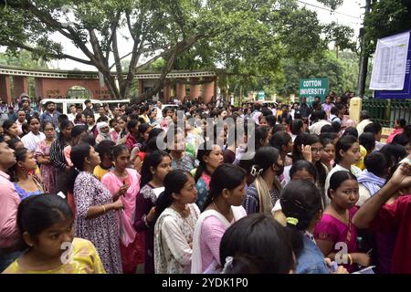 Guwahati, Guwahati, India. 27 ottobre 2024. Le donne candidati fanno la fila per entrare nella sala esami per i 4 posti di lavoro del governo statale Assam a Guwahati India domenica 27 ottobre 2024 (Credit Image: © Dasarath Deka/ZUMA Press Wire) SOLO USO EDITORIALE! Non per USO commerciale! Foto Stock