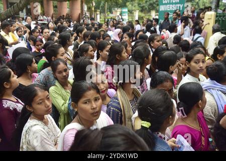 Guwahati, Guwahati, India. 27 ottobre 2024. Le donne candidati fanno la fila per entrare nella sala esami per i 4 posti di lavoro del governo statale Assam a Guwahati India domenica 27 ottobre 2024 (Credit Image: © Dasarath Deka/ZUMA Press Wire) SOLO USO EDITORIALE! Non per USO commerciale! Foto Stock