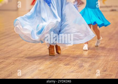 la ragazza con un abito da ballo azzurro balla sulla pista da ballo durante il torneo. Sala da ballo Foto Stock