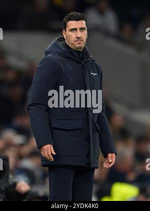 Londra, Regno Unito. 19 ottobre 2024. Londra, Inghilterra - 24 ottobre: L'allenatore dell'AZ Maarten Martens durante la partita di UEFA Europa League 2024/25 tra Tottenham Hotspur e AZ Alkmaar al Tottenham Hotspur Stadium il 24 ottobre 2024 a Londra, Inghilterra. (David Horton/SPP) credito: SPP Sport Press Photo. /Alamy Live News Foto Stock