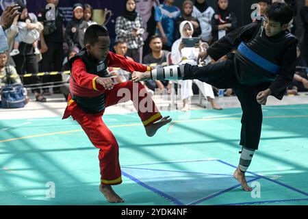 Tangerang sud, Indonesia. 27 ottobre 2024. I partecipanti gareggiano durante gli studenti regionali Pencak Silat Championship categorie sotto i 12 anni nel sud di Tangerang nella provincia di Banten, Indonesia, il 27 ottobre 2024. Crediti: Agung Kuncahya B./Xinhua/Alamy Live News Foto Stock