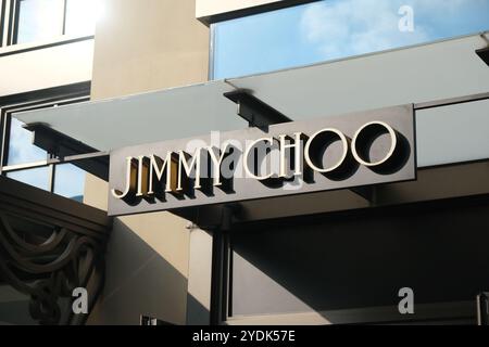 Shanghai, Cina - 2 settembre 2023: Il logo del marchio dell'azienda del negozio Jimmy Choo Foto Stock