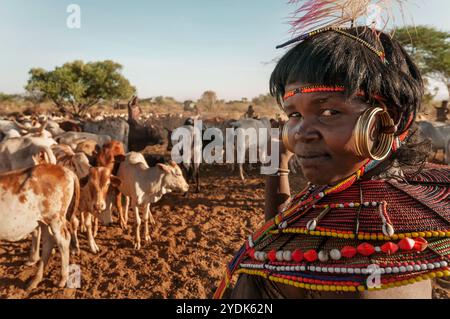 Allevatori di tribù Pokot con i loro animali nel nord del Kenya, in Africa Foto Stock