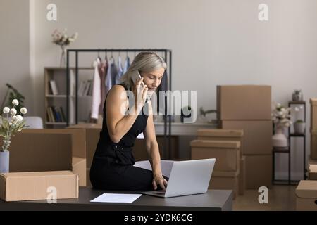 Il proprietario di un negozio online di vecchia data prende l'ordine per telefono Foto Stock
