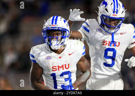 26 ottobre 2024: Il wide receiver degli SMU Mustangs Roderick Daniels Jr. (13) celebra un touchdown con il wide receiver Key'Shawn Smith (9) durante il torneo NCAA Foto Stock