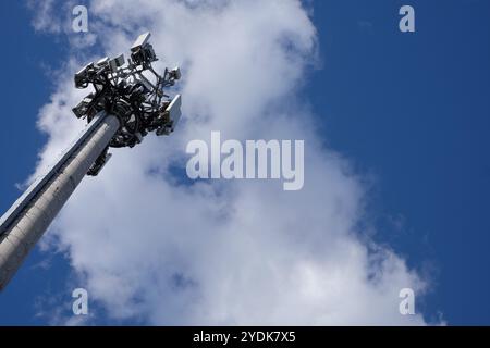 MTOWER, torre unipolare Comms con antenne contro nuvole bianche e cielo blu australiano a Sydenham, Sydney. Foto Stock