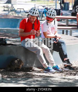 (241027) -- SYDNEY, 27 ottobre 2024 (Xinhua) -- Vistors look at a quokka on the Rottnest Island in Australia, 25 ottobre 2024. Spesso chiamato "l'animale più felice del mondo", i Quokka sono un piccolo marsupiale legato ai canguri. Hanno pellicce marrone-grigio e piccole orecchie arrotondate, che si nutrono di erbe fresche, giovani, foglie e succulente, oltre alle radici di piante. La catena del quokka è una piccola area dell'Australia sud-occidentale. Abitano alcune isole minori al largo della costa dell'Australia Occidentale, in particolare Rottnest Island appena al largo di Perth. I quokka sono diventati molto abituati agli umani. La specie Foto Stock