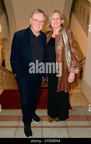 Klaus Hoffmann mit Ehefrau Malene Steger bei der Verleihung des 7. Götz George Preises 2024 im Haus der Kaiserin-Friedrich-Stiftung. Berlino, 26.10.2024 *** Klaus Hoffmann con la moglie Malene Steger alla cerimonia di premiazione del 7 Götz George Prize 2024 presso la Haus der Kaiserin Friedrich Stiftung Berlin, 26 10 2024 foto:XF.xKernx/xFuturexImagex george preis 4084 Foto Stock