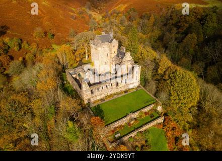 Dollaro, Scozia, Regno Unito. 26 ottobre 2024. Veduta aerea del Castello Campbell circondato dai colori del tardo autunno nel bosco di Dollar Glen sopra Dollar, nelle Ochil Hills, nel Clackmannanshire. Il castello era la sede pianeggiante del duca di Argyll, dove Maria, regina di Scozia soggiornò nel XVI secolo. Iain Masterton/Alamy Live News Foto Stock