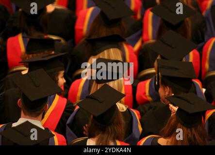 Foto del file datata 19/10/15 di una vista generale di una cerimonia di laurea presso l'Università Campus Suffolk di Ipswich. Circa il 45% degli studenti sta prendendo in considerazione l'adesione a club di gestione in modo da poter socializzare senza spendere soldi, ha detto Experian. Data di pubblicazione: Domenica 27 ottobre 2024. Foto Stock