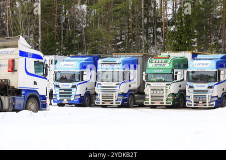 I veicoli Scania L. Retva Oy, splendidamente personalizzati, sono stati parcheggiati presso il deposito la domenica mattina d'inverno. Salo, Finlandia. 12 marzo 2023 Foto Stock