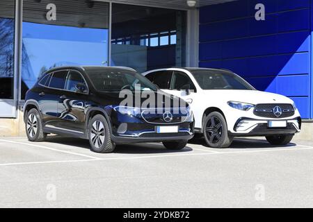 Mercedes-Benz EQA 250, SUV elettrico a batteria nero anno 2023 e nuovo Mercedes-Benz 4matic SUV bianco con griglia diamantata. Salo, Finlandia. 10 aprile 2023 Foto Stock