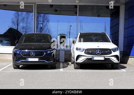 Mercedes-Benz EQA 250, SUV elettrico a batteria nero anno 2023 e nuovo Mercedes-Benz 4matic SUV bianco con griglia diamantata. Salo, Finlandia. 10 aprile 2023 Foto Stock