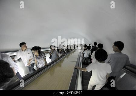 09.08.2012, Pyongyang, Corea del Nord, Asia, pendolari su una scala mobile che porta ad una stazione della metropolitana a Pyongyang accessibile alla visita occidentale Foto Stock