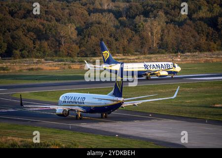 Ryanair Boeing 737 taxi per la pista, un altro taxi Ryanair per il decollo, Aeroporto di Colonia-Bonn, CGN, Renania settentrionale-Vestfalia, Germania, Europ Foto Stock