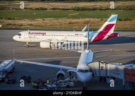 Eurowings Airbus A320neo, che effettua il rullaggio al Terminal 1 C-Gates dopo l'atterraggio, Eurowings Airbus al cancello, Aeroporto di Colonia-Bonn, CGN, Renania settentrionale-Vestfalia Foto Stock