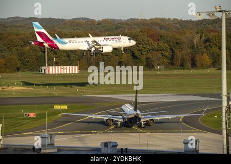 Eurowings Airbus A320neo atterra all'aeroporto di Colonia-Bonn, Ryanair Boeing 737, in attesa sulla strada di rullaggio, di fronte al decollo, CGN, Renania settentrionale-Vestfali Foto Stock