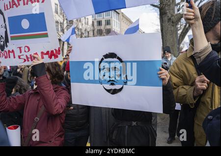 17.03.2024, Berlino, Germania, Europa, migliaia di persone protestano davanti all'ambasciata russa a Unter den Linden nel quartiere Mitte di Berlino sotto Foto Stock