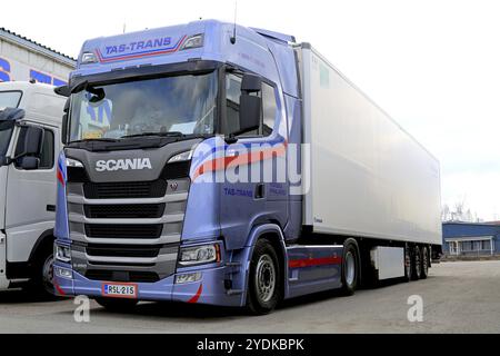 FORSSA, FINLANDIA, 16 APRILE 2017: Rimorchio semi FRC Scania S450 di nuova generazione di Tas-Trans parcheggiato su un terreno asfaltato Foto Stock