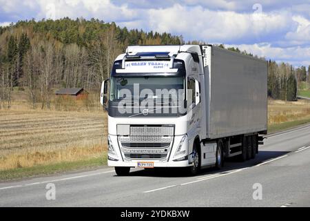 Il veicolo Volvo FH bianco con semirimorchio refrigerato trasporta merci sull'autostrada 52 in un giorno di primavera. Salo, Finlandia. 27 aprile 2023 Foto Stock