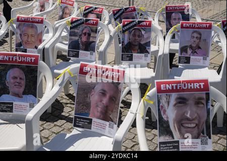 17.05.2024, Berlino, Germania, Europa, i ritratti degli ostaggi israeliani rapiti sono attaccati a sedie vuote sulla Bebelplatz a Berlino-Mitte in un simbolo Foto Stock